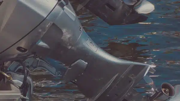 Außenbordmotor an einem Boot