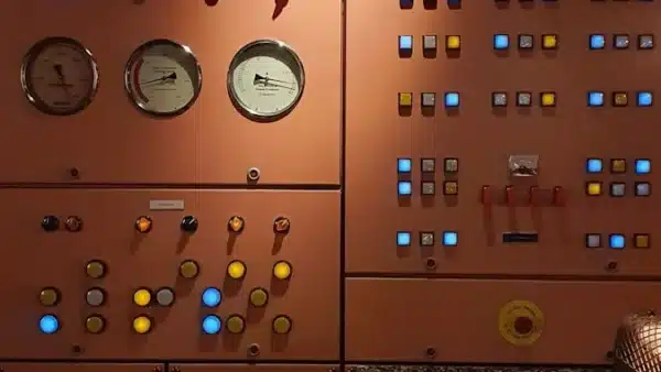 Elektronische Geräte mit Schaltern und bunten Knöpfen