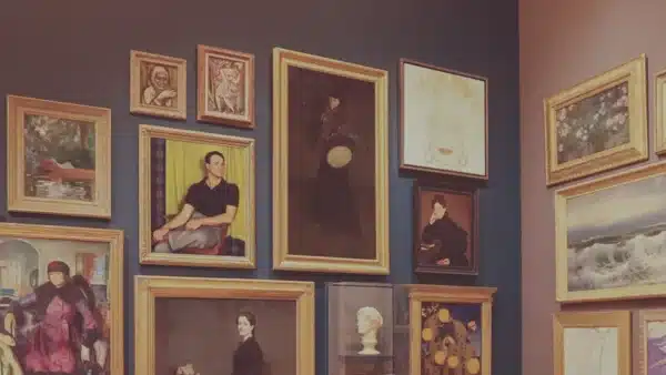 Viele Bilder und Gemälde an einer grauen Wand