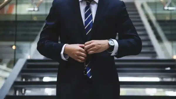 Businessman vor einer Treppe
