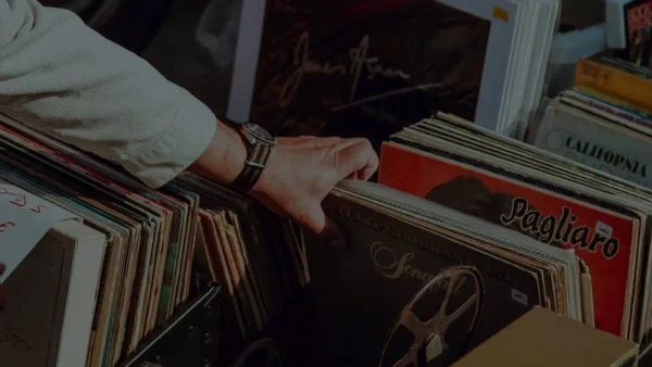 schwere Schallplatten für den Versand vorbereitet